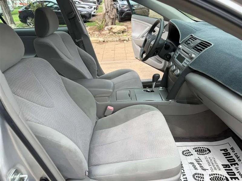 Toyota Camry LE 6-Spd AT 2011