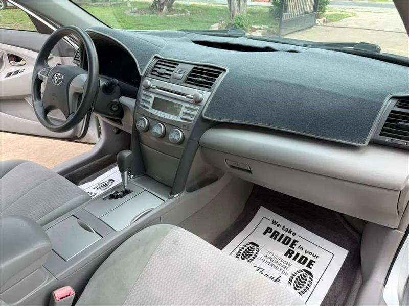 Toyota Camry LE 6-Spd AT 2011