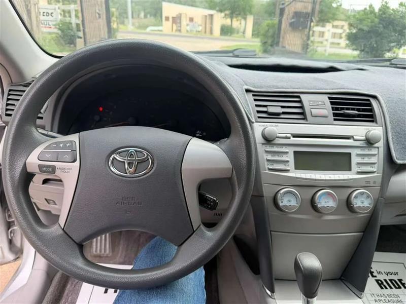 Toyota Camry LE 6-Spd AT 2011