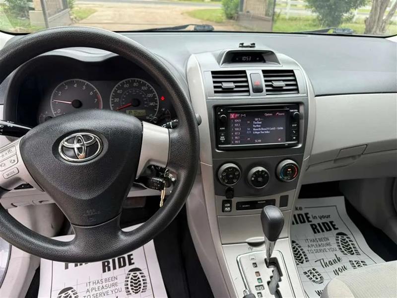 Toyota Corolla LE 4-Speed AT 2013