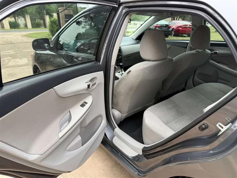 Toyota Corolla LE 4-Speed AT 2013