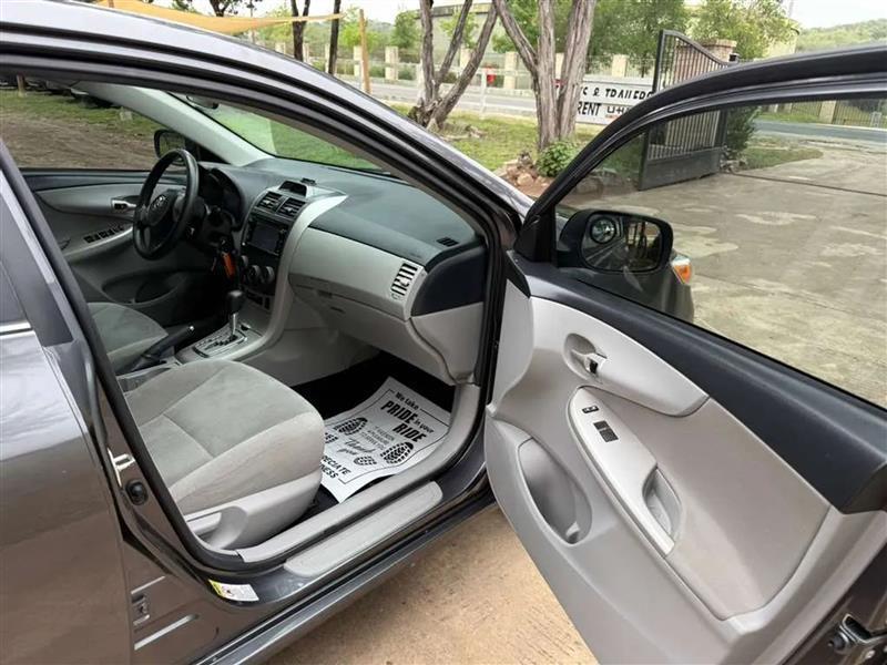 Toyota Corolla LE 4-Speed AT 2013