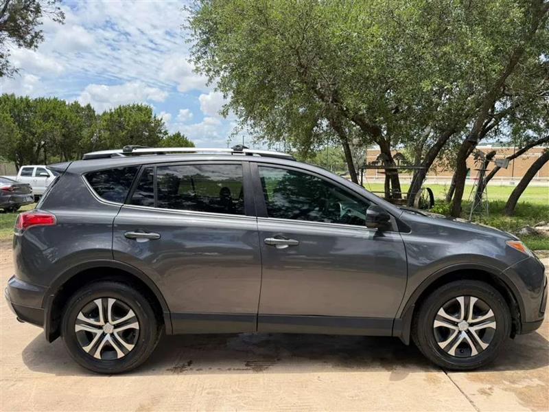 Toyota RAV4 LE AWD 2018