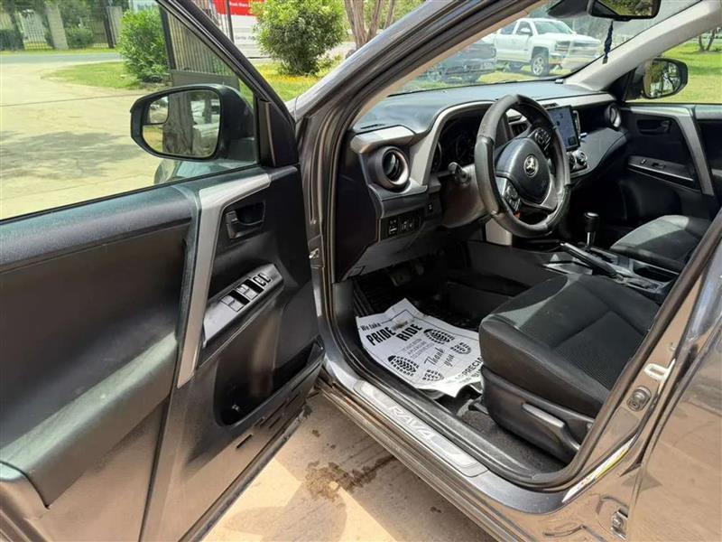 Toyota RAV4 LE AWD 2018