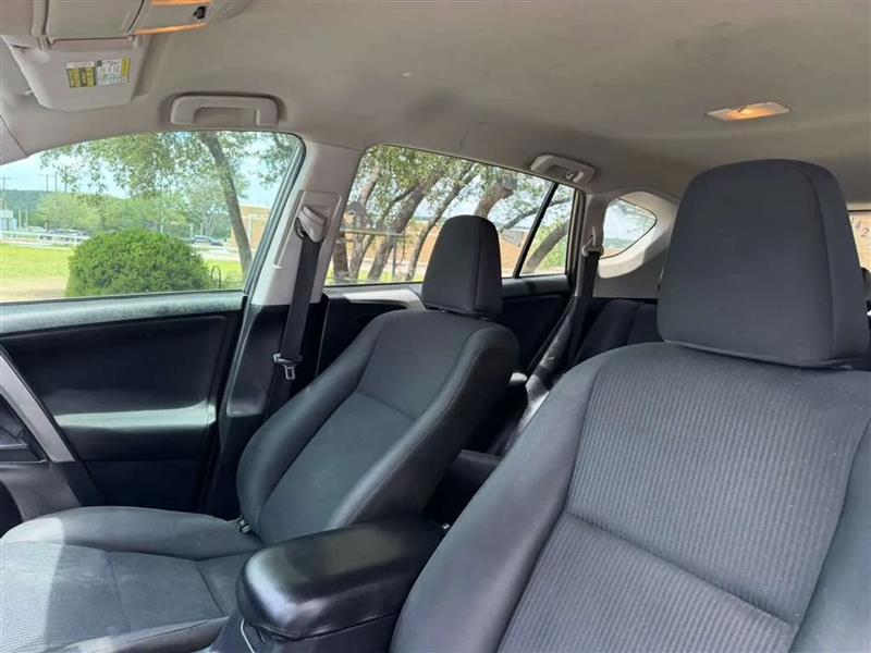 Toyota RAV4 LE AWD 2018