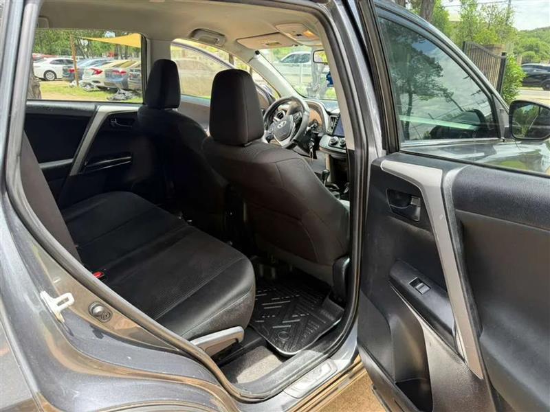 Toyota RAV4 LE AWD 2018