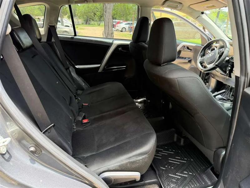 Toyota RAV4 LE AWD 2018