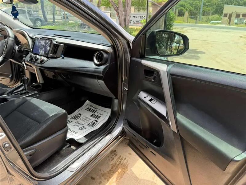 Toyota RAV4 LE AWD 2018