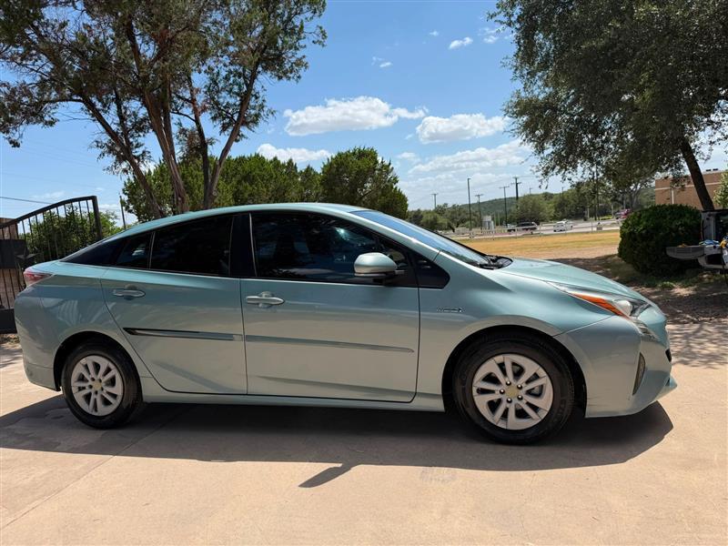 Toyota Prius Two 2016