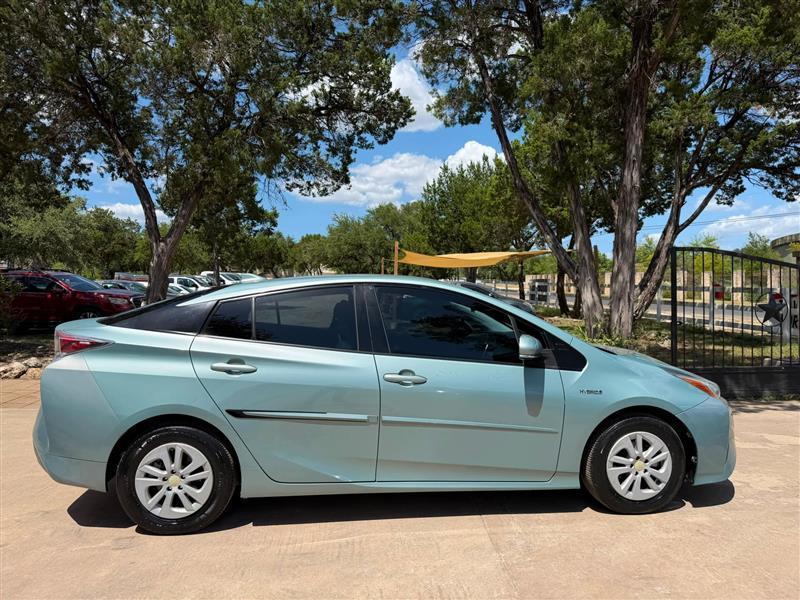 Toyota Prius Two 2016