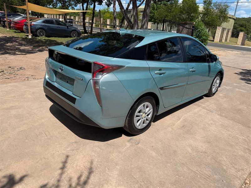 Toyota Prius Two 2016
