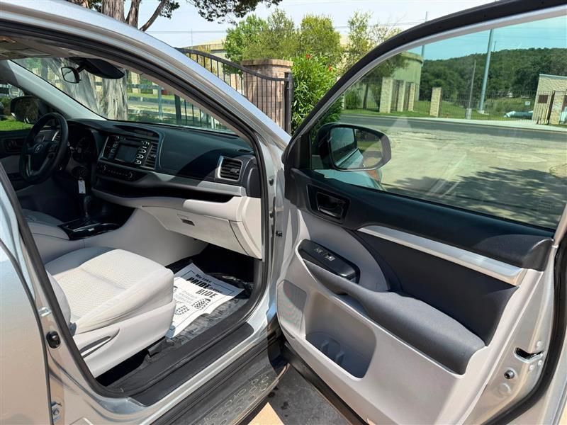 Toyota Highlander LE FWD I4 2019