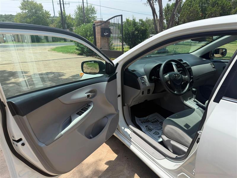 Toyota Corolla LE 4-Speed AT 2013