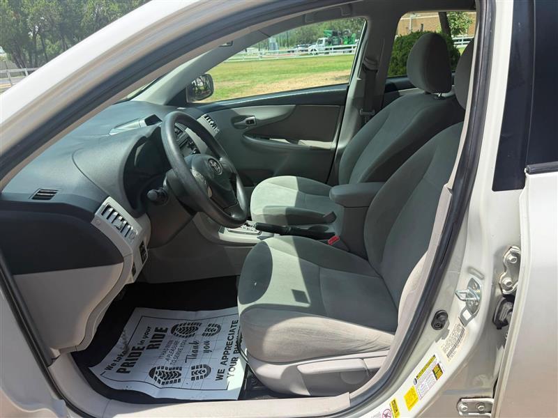 Toyota Corolla LE 4-Speed AT 2013