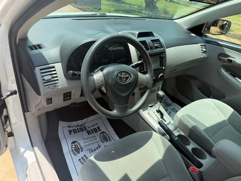 Toyota Corolla LE 4-Speed AT 2013