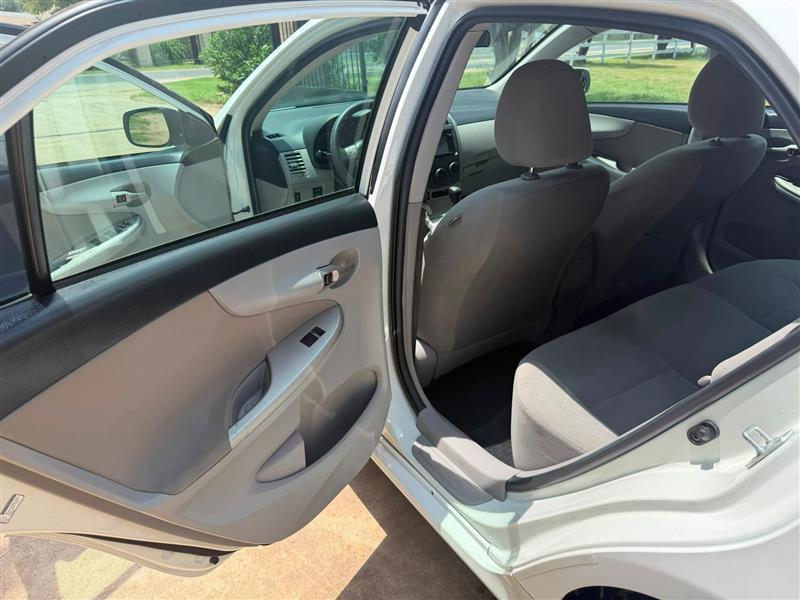 Toyota Corolla LE 4-Speed AT 2013