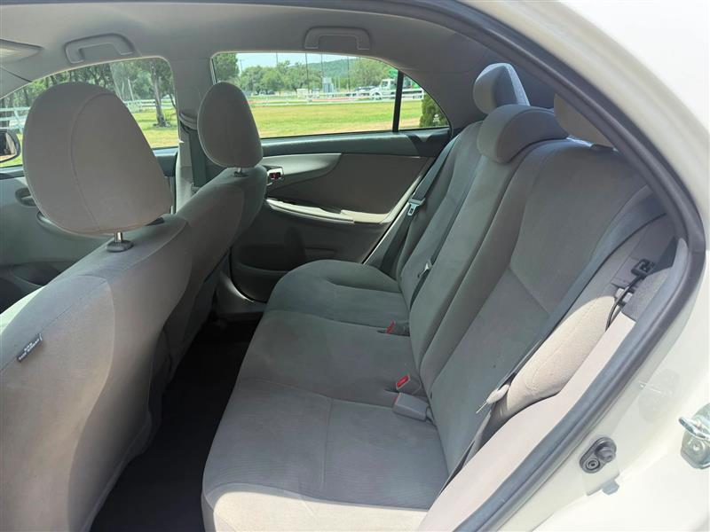 Toyota Corolla LE 4-Speed AT 2013