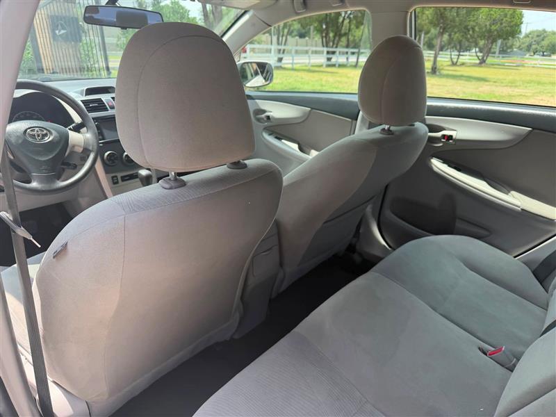 Toyota Corolla LE 4-Speed AT 2013