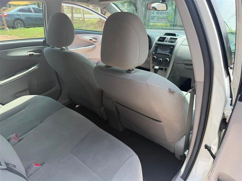 Toyota Corolla LE 4-Speed AT 2013