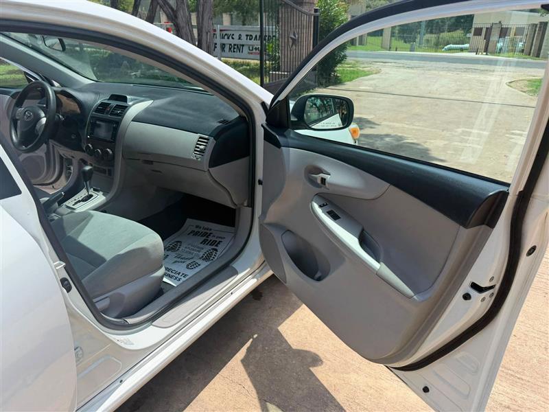 Toyota Corolla LE 4-Speed AT 2013