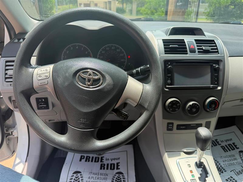 Toyota Corolla LE 4-Speed AT 2013