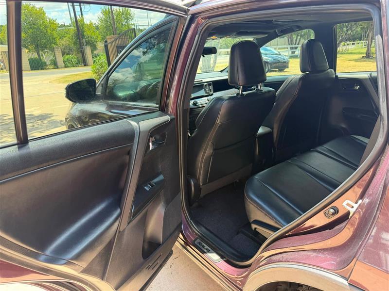 Toyota RAV4 SE FWD 2016
