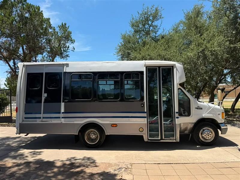 Ford Econoline E350 Super Duty 2002