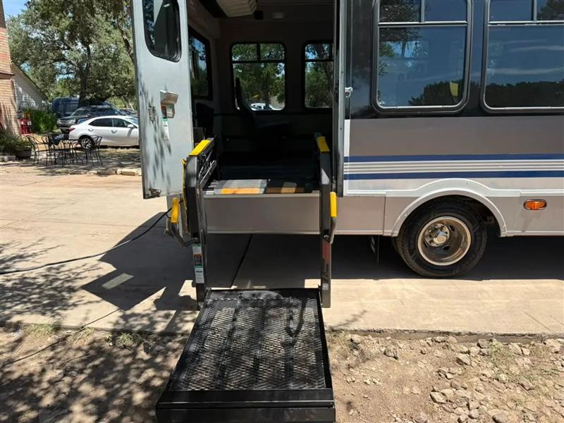 Ford Econoline E350 Super Duty 2002