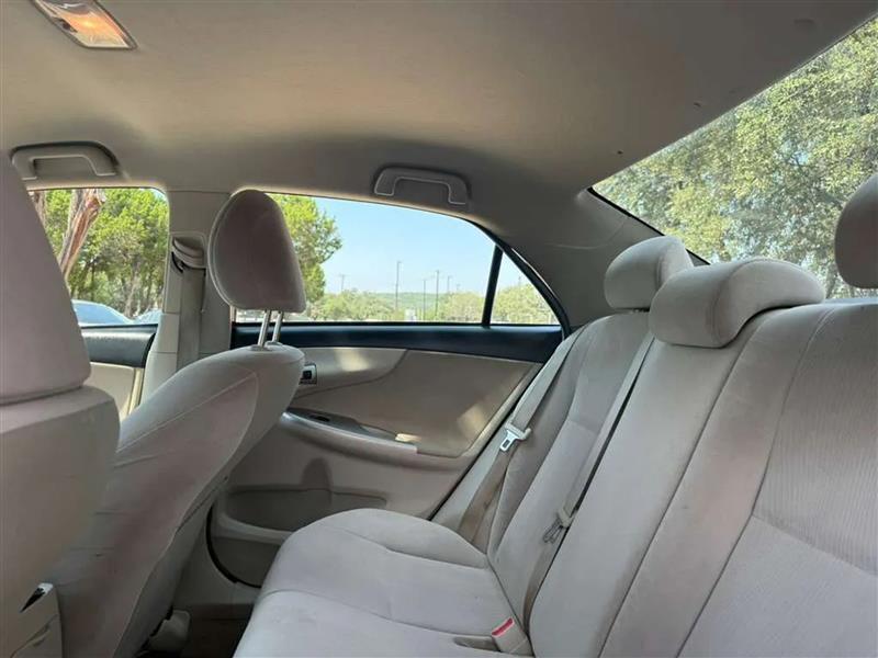 Toyota Corolla LE 4-Speed AT 2011