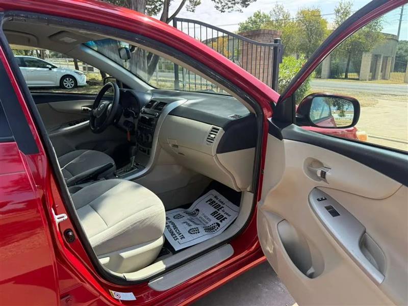 Toyota Corolla LE 4-Speed AT 2011