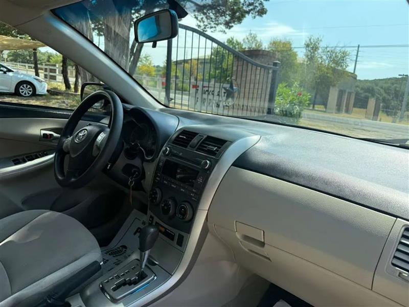 Toyota Corolla LE 4-Speed AT 2011
