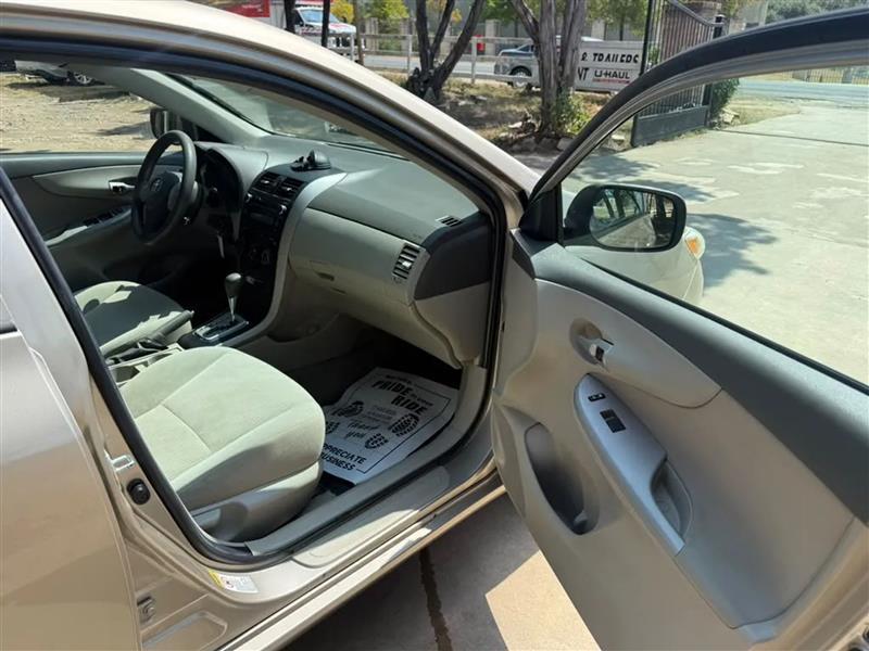 Toyota Corolla LE 4-Speed AT 2010