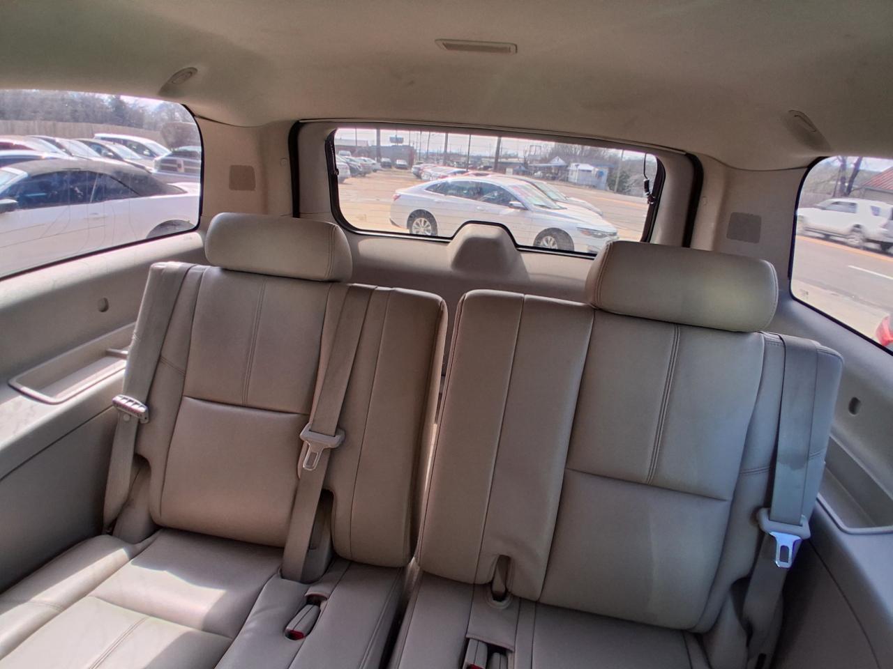 Chevrolet Suburban LT 1500 2WD 2012