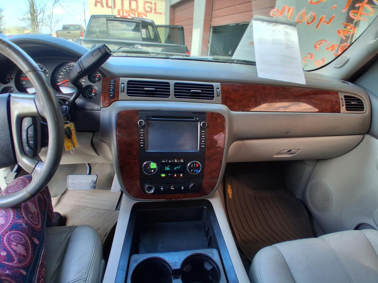 Chevrolet Suburban LT 1500 2WD 2012