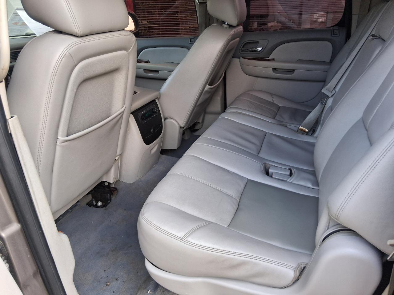 Chevrolet Suburban LT 1500 2WD 2012