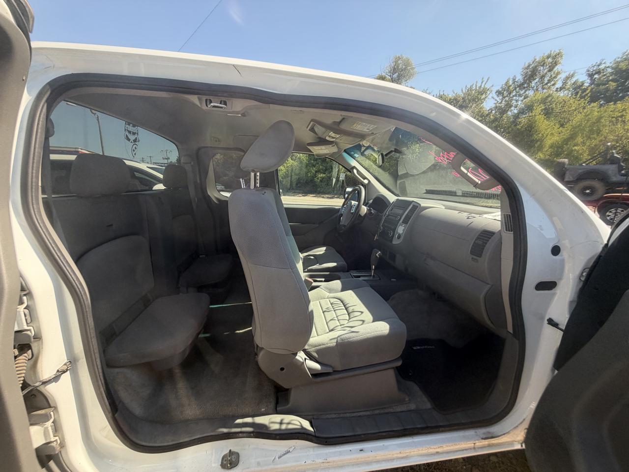 Nissan Frontier SV King Cab I4 5MT 2WD 2016