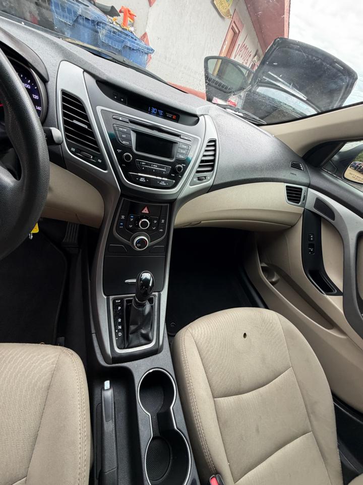 Hyundai Elantra SE 6AT 2015