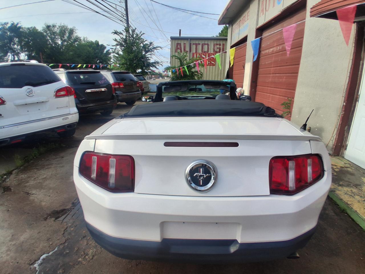 Ford Mustang V6 Convertible 2010