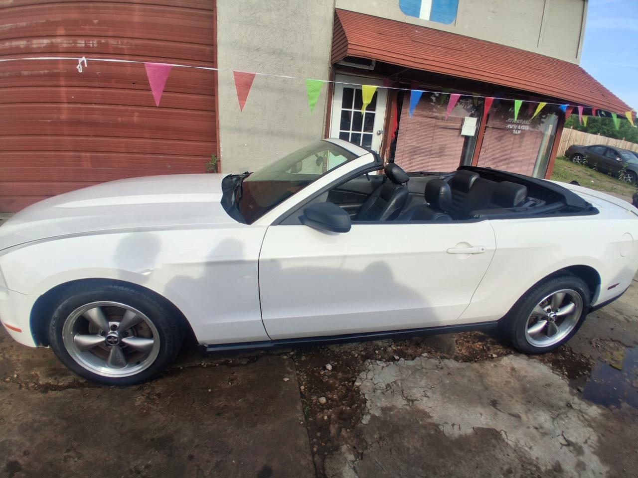 Ford Mustang V6 Convertible 2010
