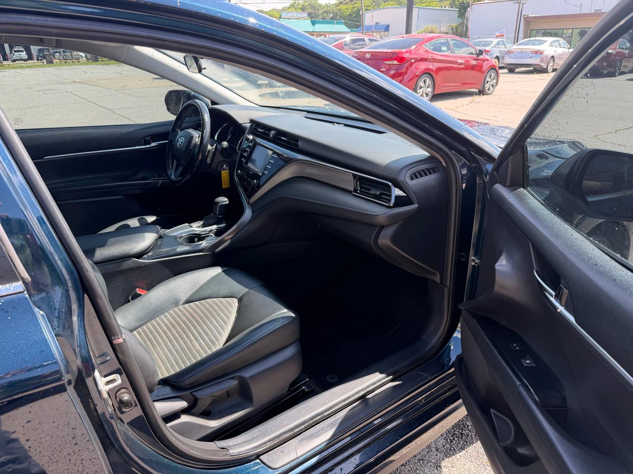 Toyota Camry SE 2020