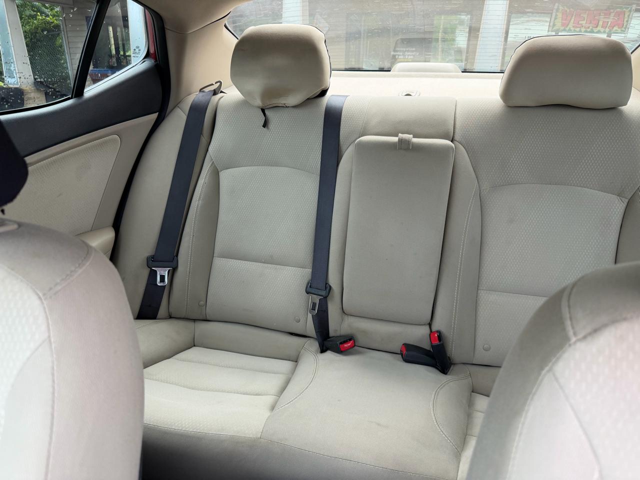 Kia Optima LX MT 2012