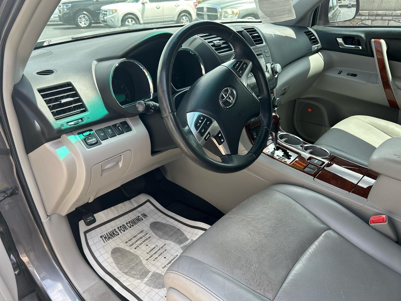 Toyota Highlander Limited 2WD 2011