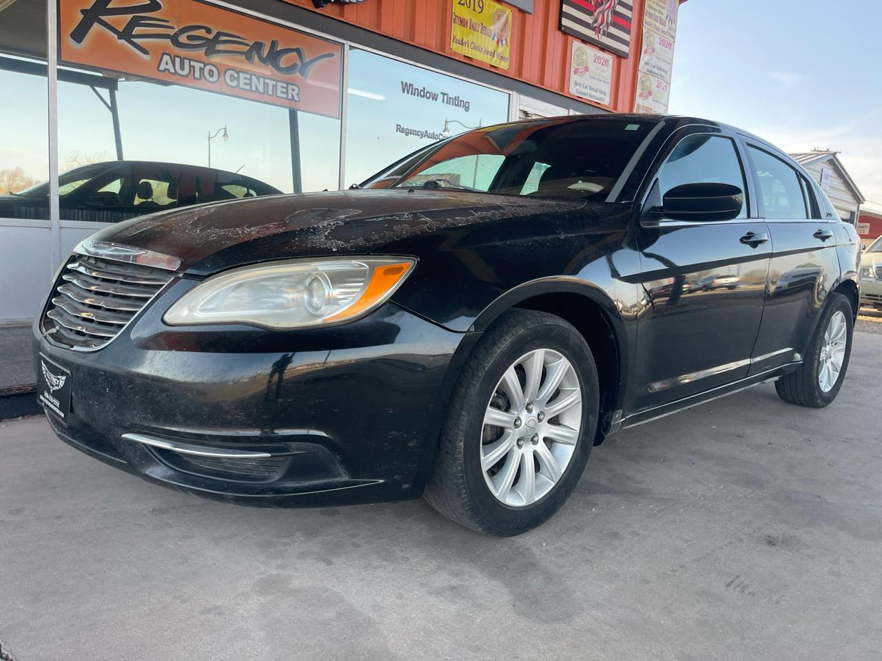 Chrysler 200 4dr Sdn Touring 2012