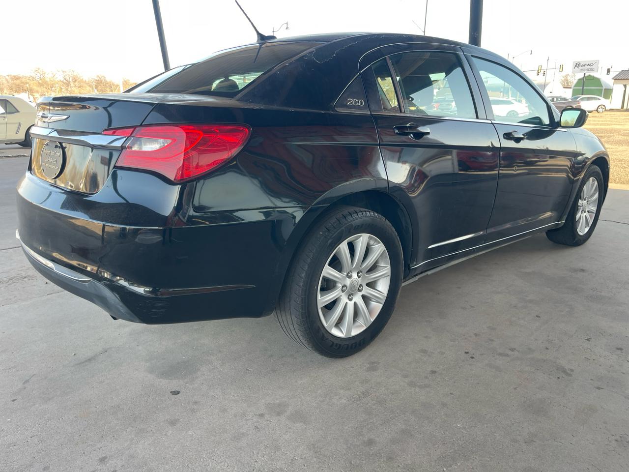 Chrysler 200 4dr Sdn Touring 2012