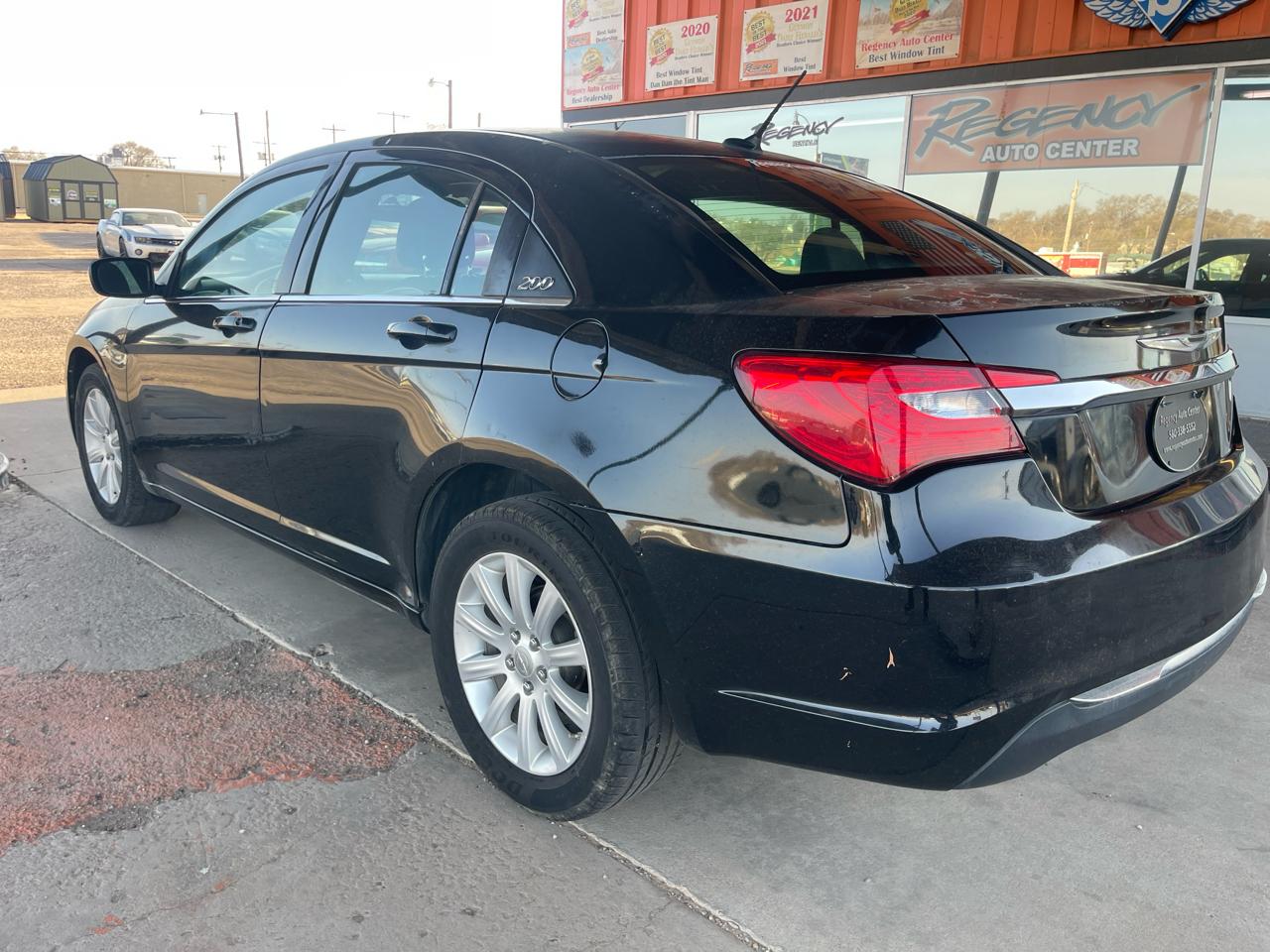 Chrysler 200 4dr Sdn Touring 2012