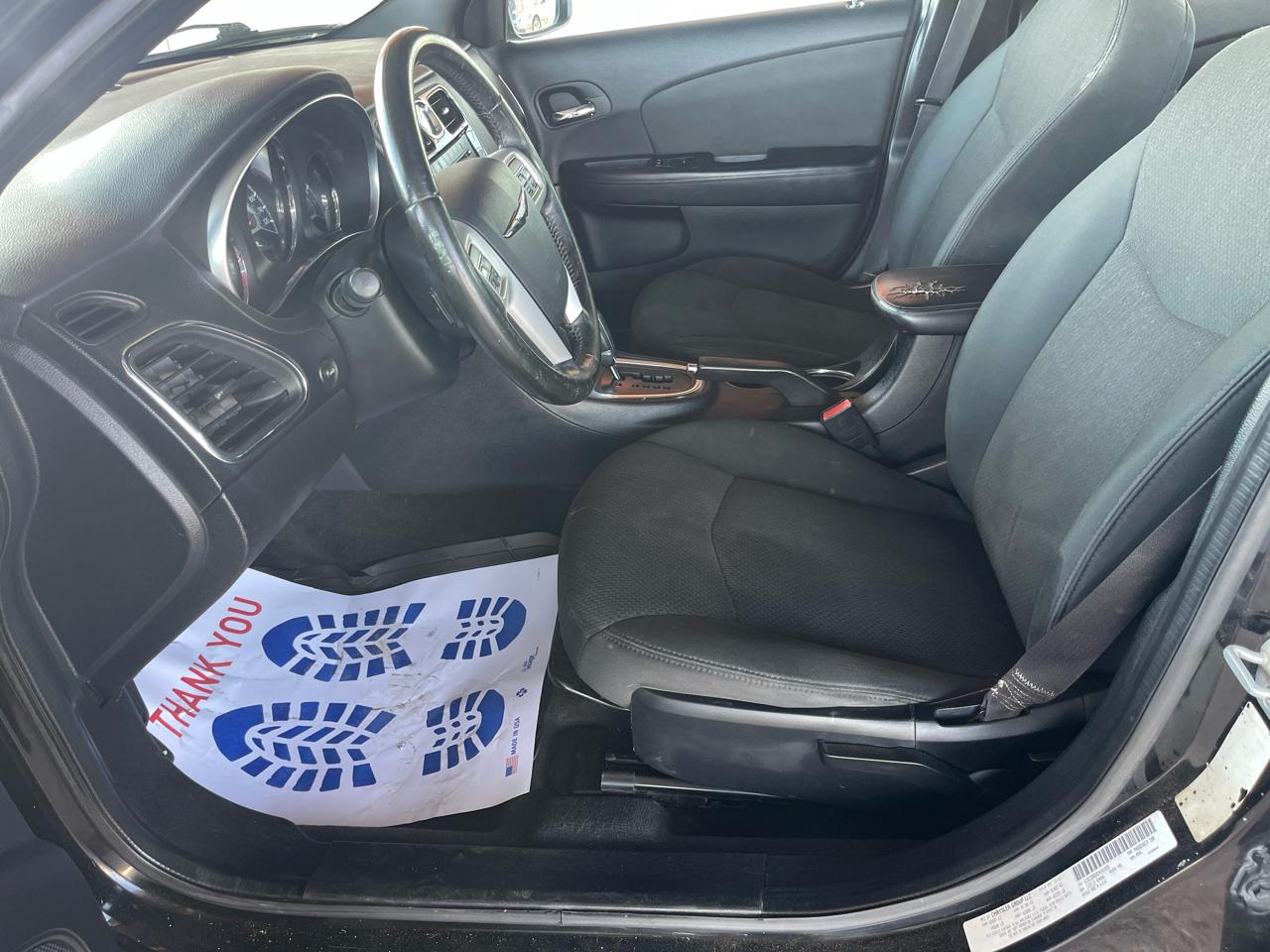 Chrysler 200 4dr Sdn Touring 2012