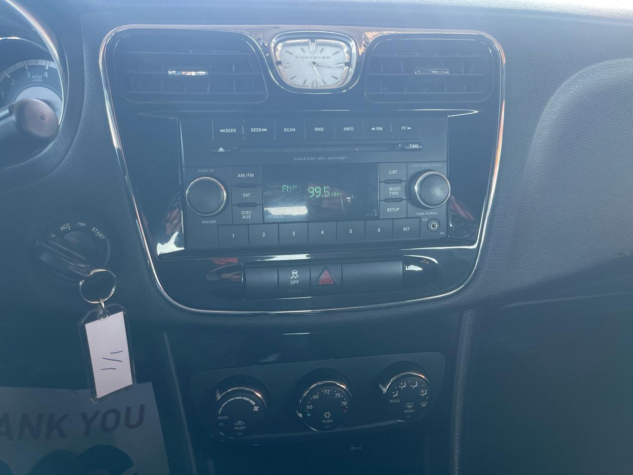 Chrysler 200 4dr Sdn Touring 2012