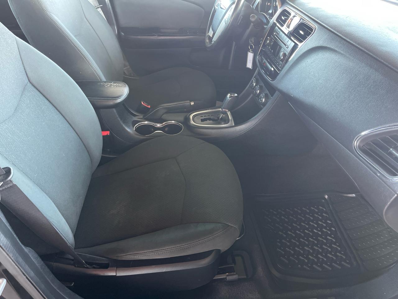 Chrysler 200 4dr Sdn Touring 2012