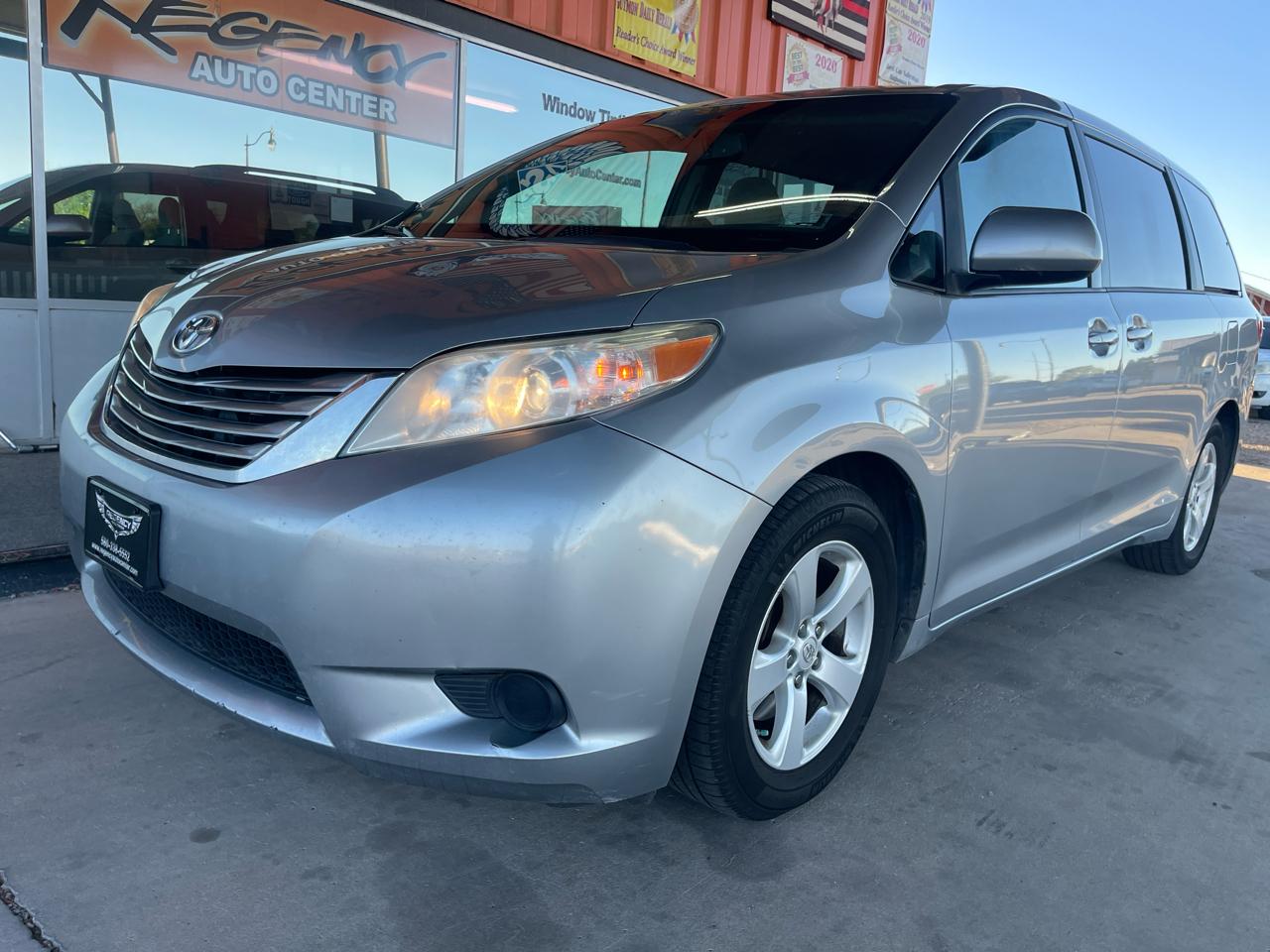 Toyota Sienna 5dr 8-Pass Van LE FWD (Natl) 2015