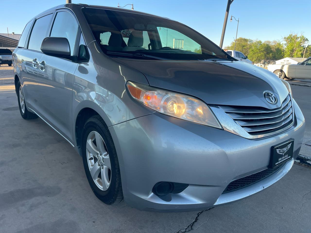Toyota Sienna 5dr 8-Pass Van LE FWD (Natl) 2015